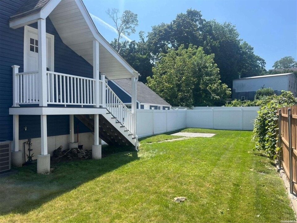 57 Spring Rd in Huntington, NY - Building Photo