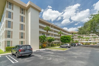Palm Aire Condominiums in Pompano Beach, FL - Building Photo - Building Photo