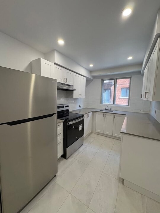 5805 Côte Saint Luc Rd in Hampstead, QC - Building Photo