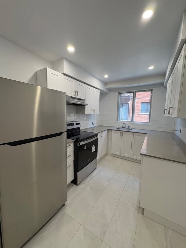 property at 5805 Côte Saint Luc Rd