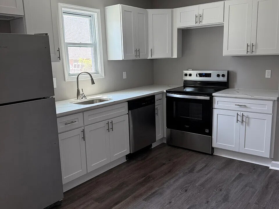 211 Sollers Point Rd in Dundalk, MD - Building Photo