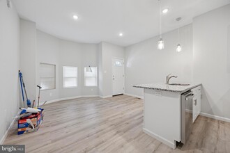 5213 Spruce St, Unit A in Philadelphia, PA - Building Photo - Building Photo