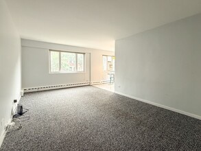 708 W Bittersweet Pl, Unit 301 in Chicago, IL - Foto de edificio - Building Photo