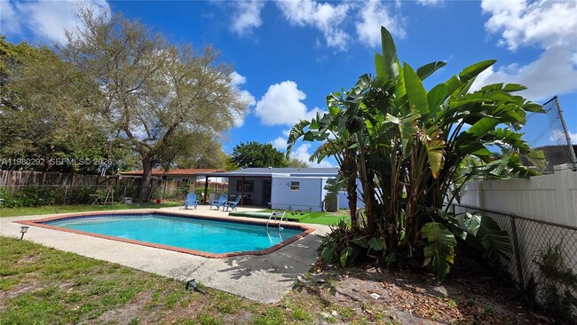 2100 N 62nd Ave in Hollywood, FL - Building Photo - Building Photo