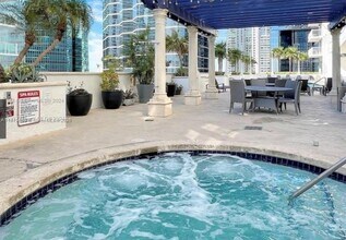 1200 Brickell Bay Dr, Unit 3318 in Miami, FL - Foto de edificio - Building Photo