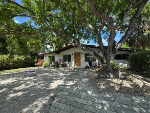 365 Ridgewood Rd in Key Biscayne, FL - Building Photo - Building Photo