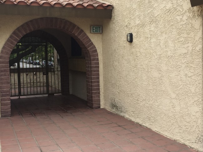 327 Chester St in Glendale, CA - Foto de edificio - Building Photo