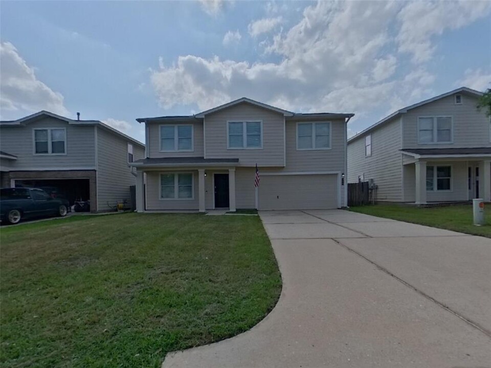 316 Falling Pine Dr in Conroe, TX - Building Photo