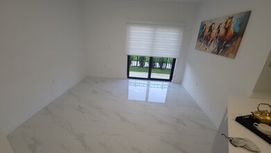 858 E 27th St, Unit B8 in Hialeah, FL - Building Photo - Building Photo