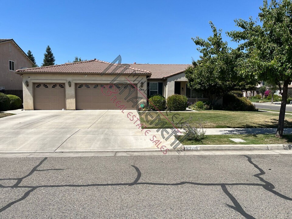 6206 W Perez Ct in Visalia, CA - Building Photo