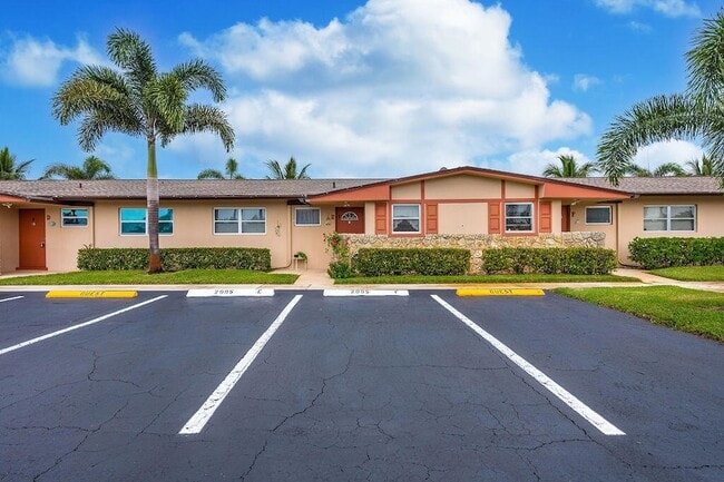 2995 Crosley Dr W, Unit E in West Palm Beach, FL - Foto de edificio - Building Photo