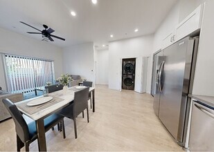 Apache Rock Apartments in Tempe, AZ - Foto de edificio - Building Photo