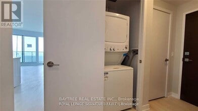 2221 Yonge St in Toronto, ON - Building Photo - Building Photo