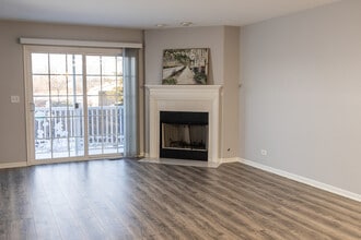 228 W Fairview Way in Palatine, IL - Building Photo - Building Photo