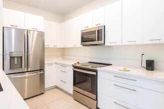 4702 NW 83rd Path in Doral, FL - Building Photo - Building Photo