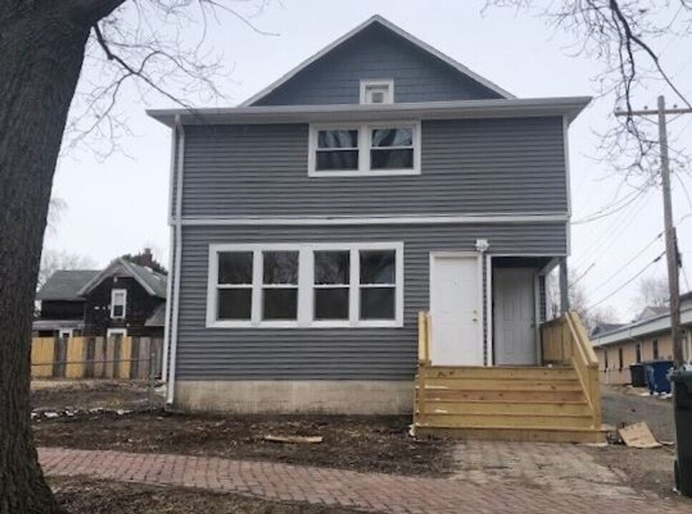 406 W Main St in Urbana, IL - Building Photo
