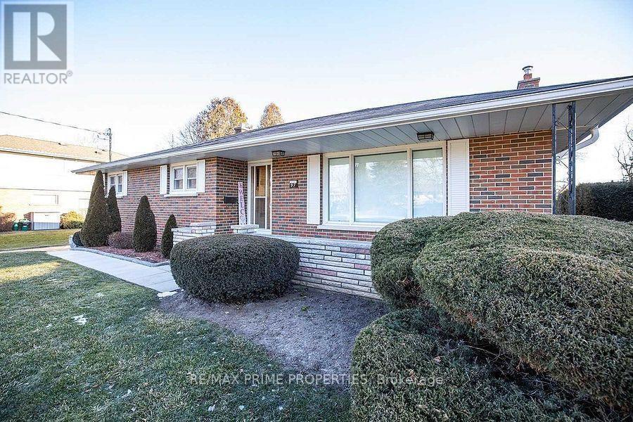 97 Elizabeth Cres S in Whitby, ON - Building Photo