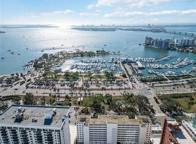 property at 33 S Gulfstream Ave