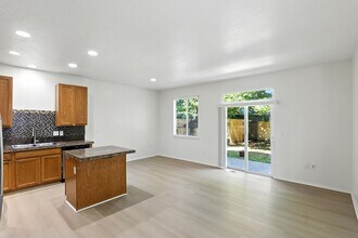 10911 NE Weidler St in Portland, OR - Building Photo - Building Photo