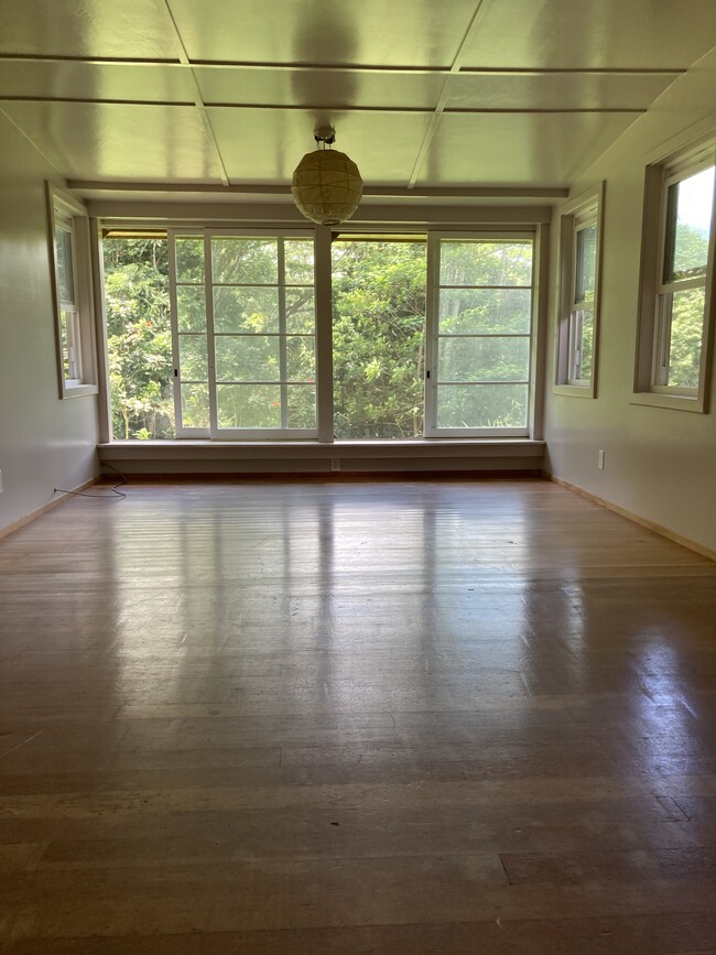 property at 600 Hoaka Rd