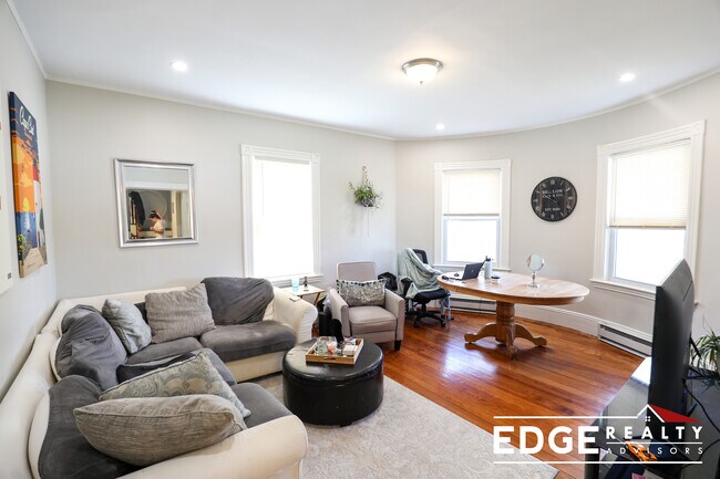 73 Bigelow St, Unit 2 in Boston, MA - Foto de edificio - Building Photo