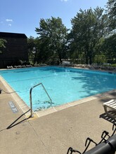 1026 Castilian Ct, Unit 106 in Glenview, IL - Foto de edificio - Building Photo
