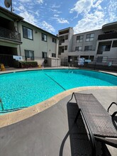 Chateau Laurel Apartments in North Hollywood, CA - Building Photo - Building Photo