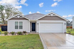 713 Caelin Farms Rd in Spring Lake, NC - Building Photo