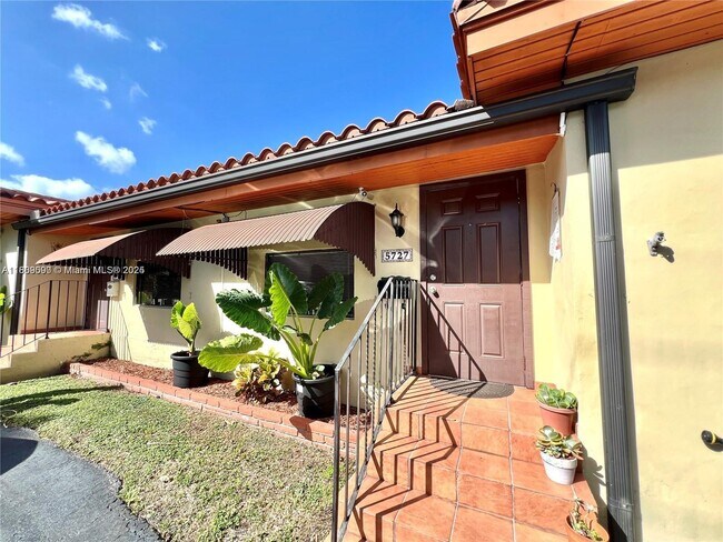 5727 SW 22nd St in Miami, FL - Building Photo - Building Photo