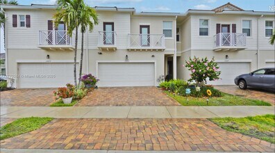 12053 Park Central in Royal Palm Beach, FL - Building Photo - Building Photo