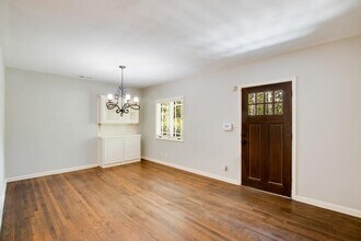 1243 Spring Valley Ln NE in Atlanta, GA - Foto de edificio - Building Photo