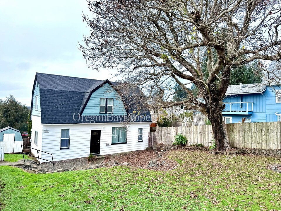 1596 McPherson Ave in North Bend, OR - Building Photo