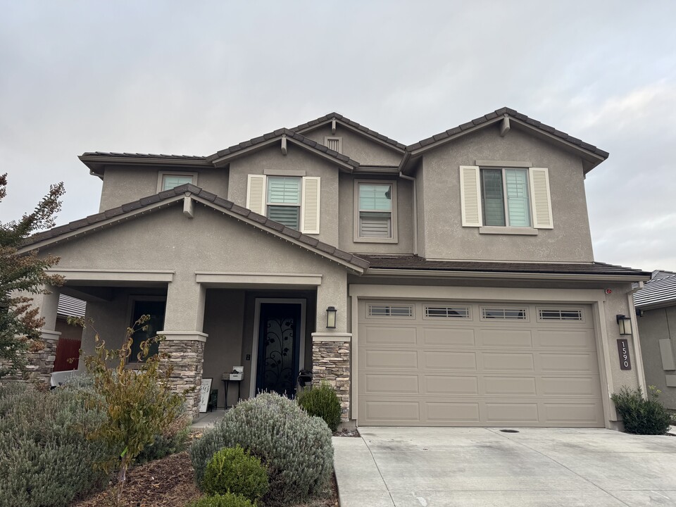 1590 Castlerock Dr in Hollister, CA - Foto de edificio