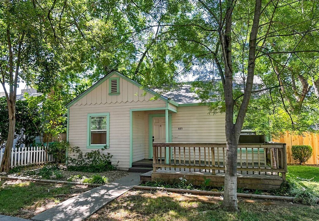 485 E 1st Ave in Chico, CA - Building Photo