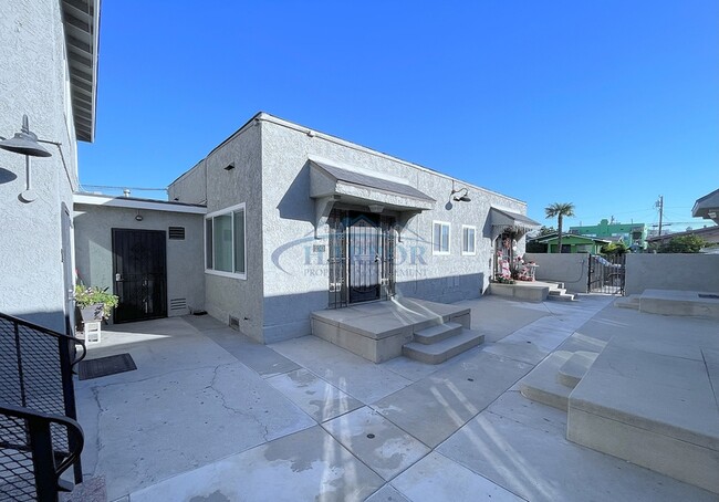 2243 Myrtle Ave in Long Beach, CA - Building Photo - Building Photo