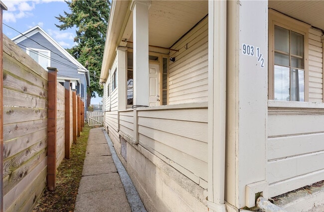 903 Highland Ave, Unit Unit #2 in Bremerton, WA - Building Photo - Building Photo