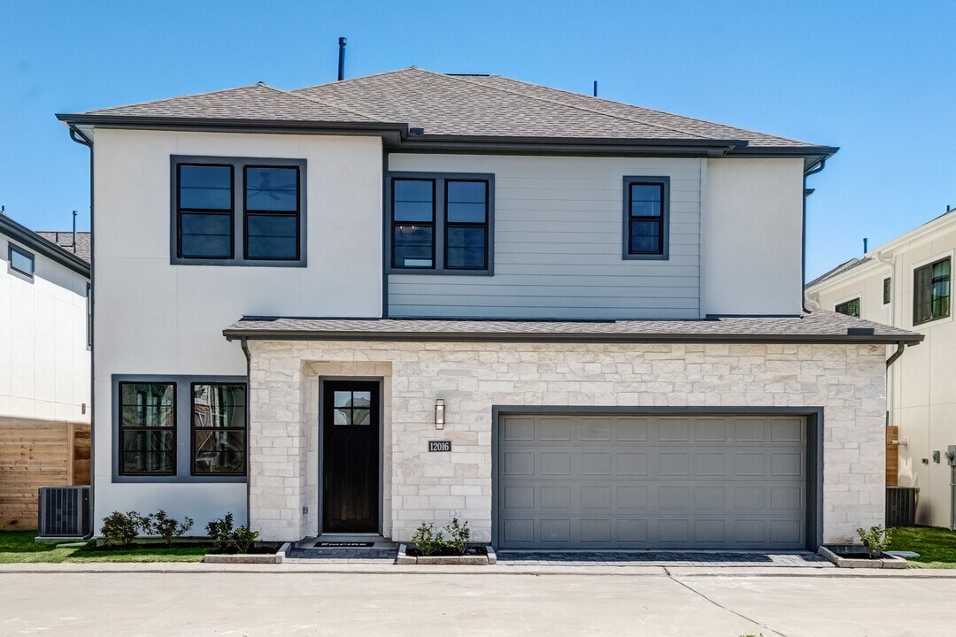 12016 Royal Oaks Banner Wy in Houston, TX - Building Photo