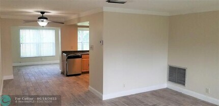 1055 NW 73rd Ave in Margate, FL - Foto de edificio - Building Photo