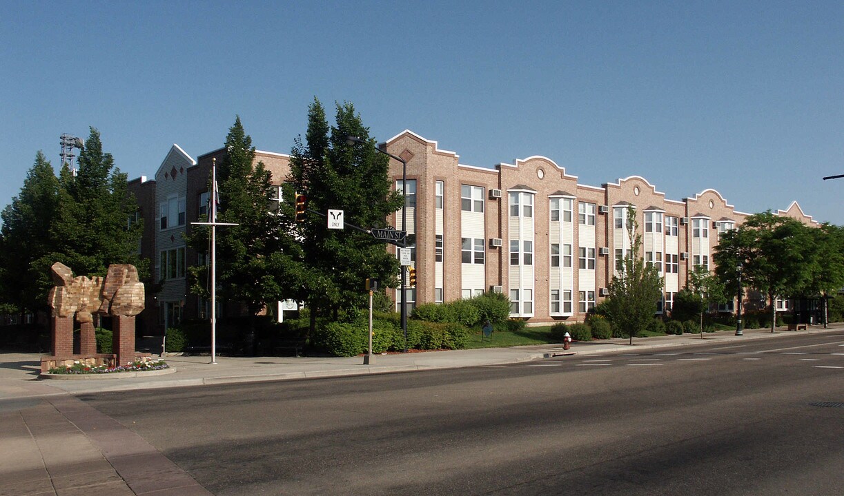 Village Place in Longmont, CO - Building Photo