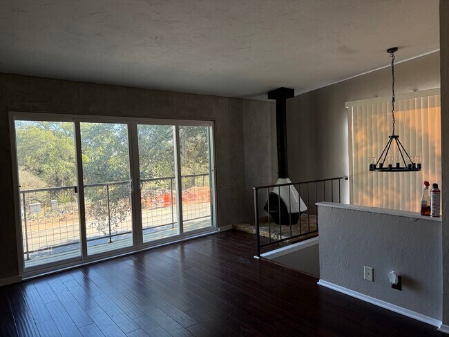 1008 Clayton Nolen Dr, Unit 105