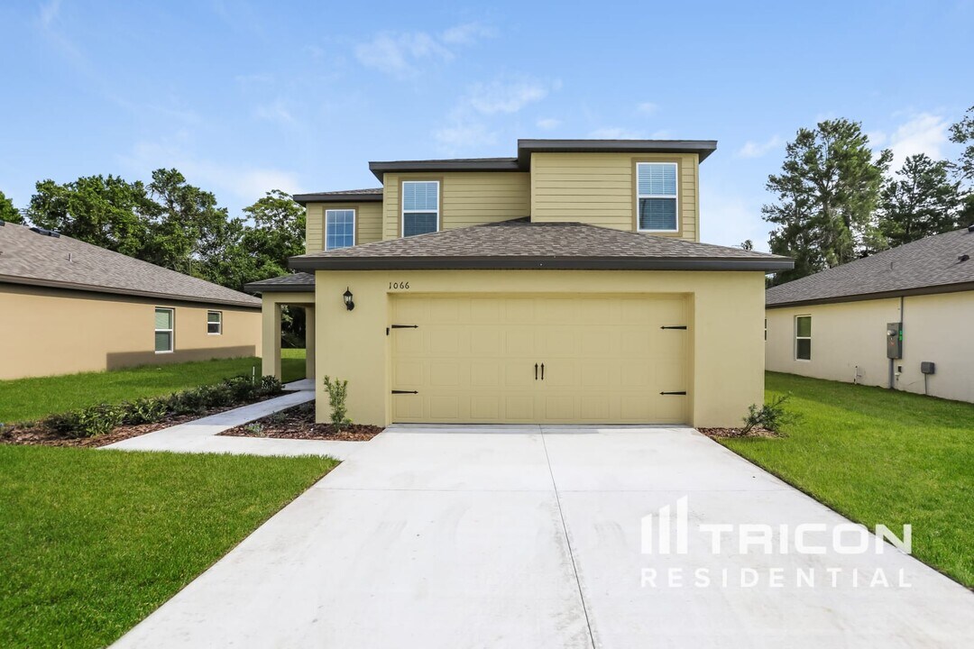 1066 Mansfield Rd in Tavares, FL - Building Photo
