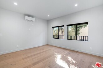 12320 Montana Ave in Los Angeles, CA - Foto de edificio - Building Photo