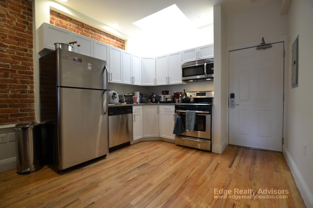 22 Brainerd Rd, Unit 3 in Boston, MA - Building Photo