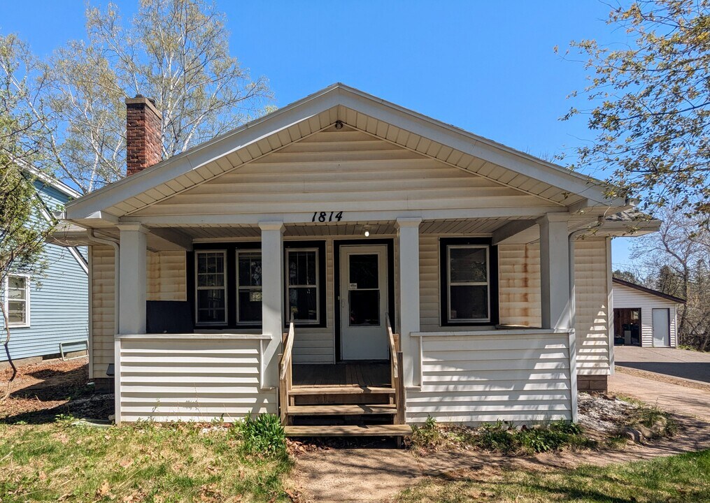 1814 Carver Ave in Duluth, MN - Building Photo