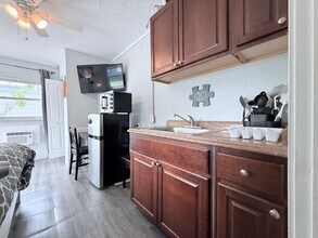 517 Kanuga Dr in West Palm Beach, FL - Building Photo - Building Photo