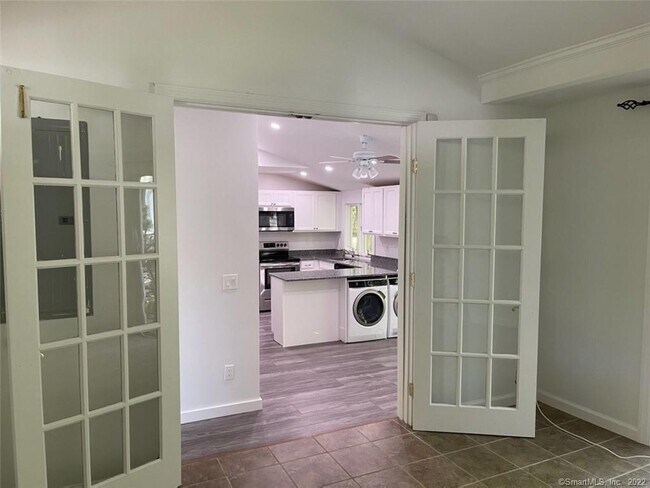 250 Woodbine Rd in Stamford, CT - Building Photo - Building Photo