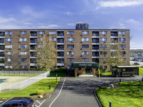 The Oaks at Reservoir in Brockton, MA - Foto de edificio - Building Photo