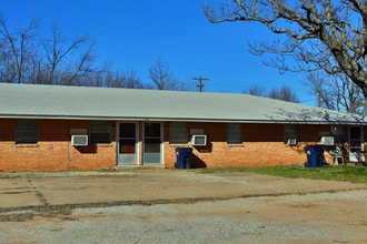 102 S 2nd St in Noble, OK - Foto de edificio - Building Photo