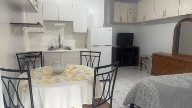 12945 SW 116th St in Miami, FL - Foto de edificio - Building Photo