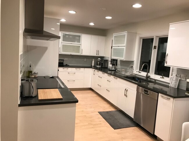 property at 1872 Mission Hills Ln